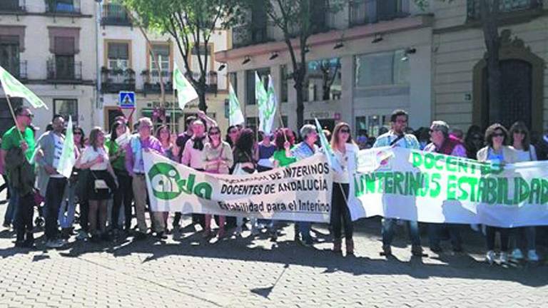 Docentes interinos anuncian movilizaciones y huelga en mayo Docentes interinos anuncian movilizaciones y huelga en mayo
