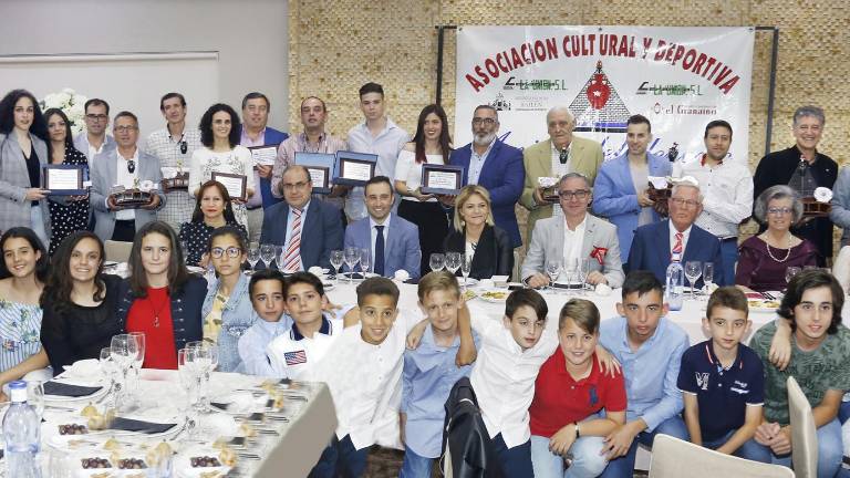 Premio al esfuerzo colectivo e individual Premio al esfuerzo colectivo e individual