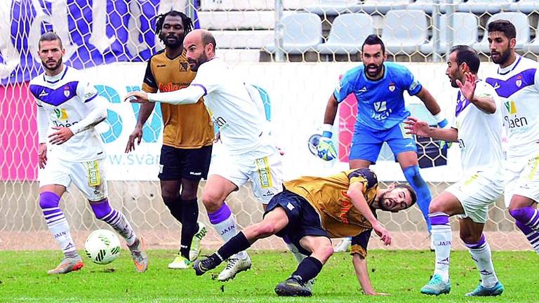 El Real Jaén gana al paso que le marca Santi Villa