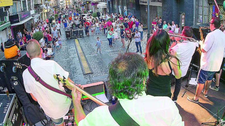 Una verbena de barrio a lo grande Una verbena de barrio a lo grande