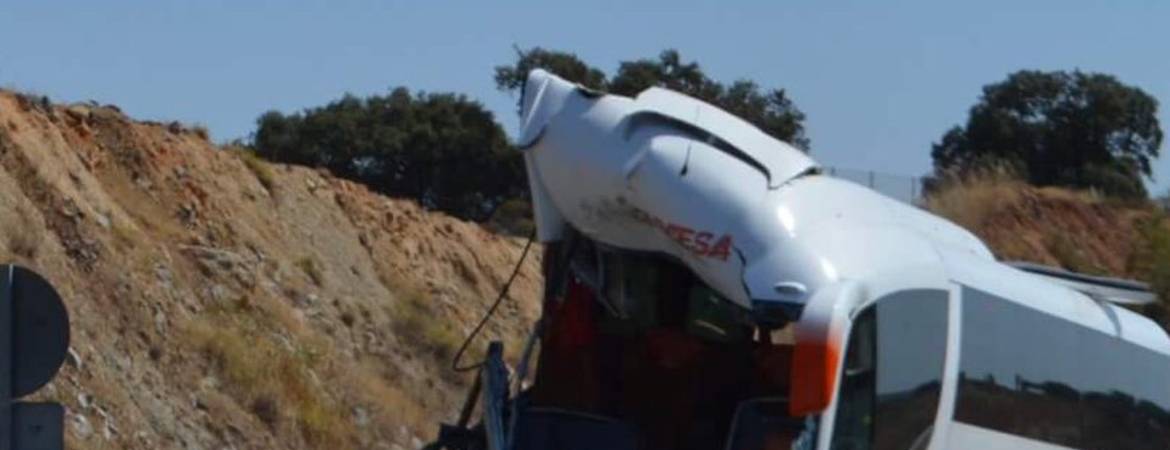 Ileso el conductor jiennense de un autobús tras un choque Ileso el conductor jiennense de un autobús tras un choque