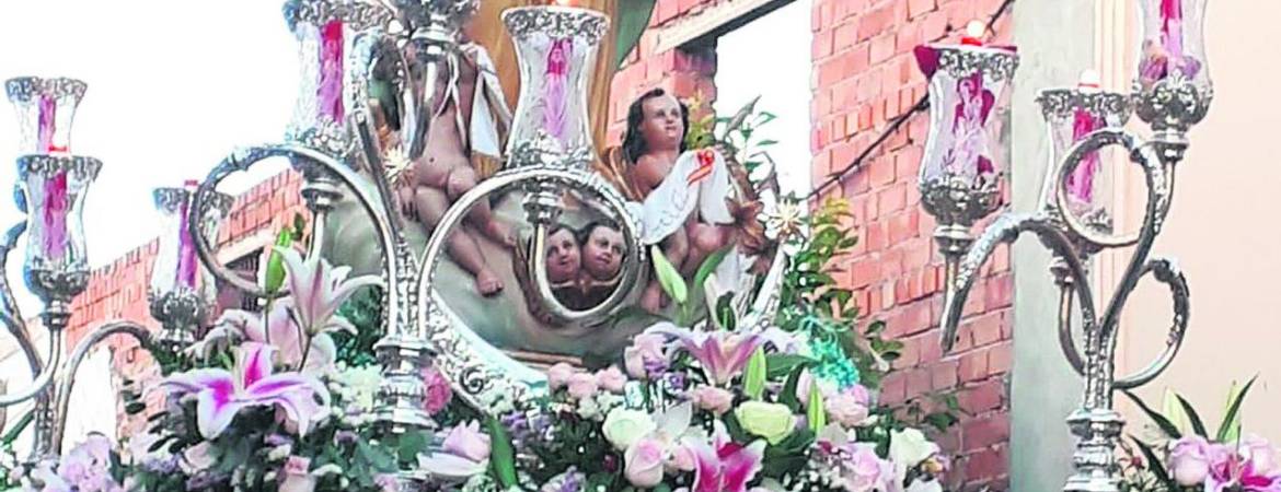 Un pequeño pueblo unido alrededor de su Inmaculada Un pequeño pueblo unido alrededor de su Inmaculada
