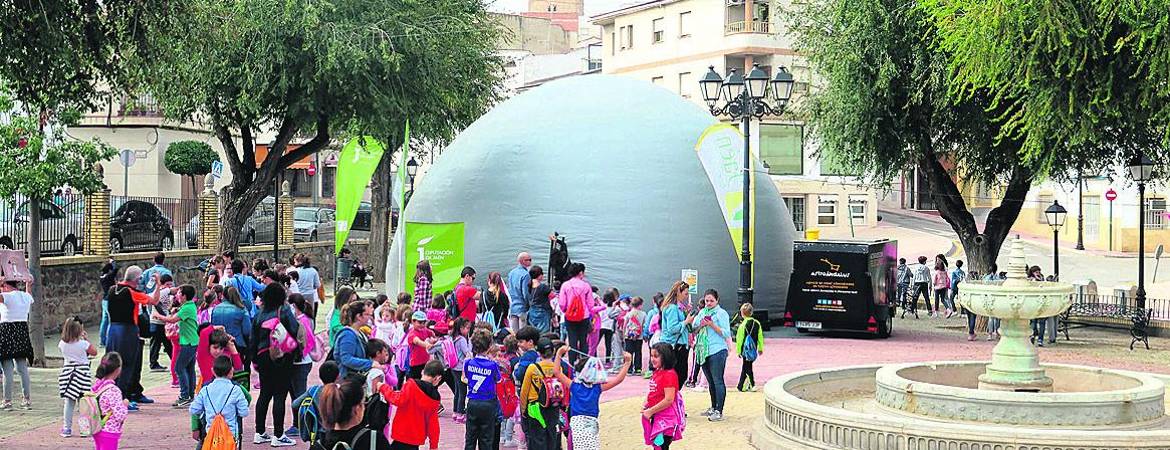 Un planetario itinerante por el cielo limpio Un planetario itinerante por el cielo limpio