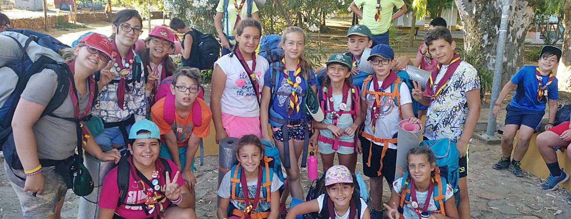 Los jóvenes scouts se van de campamento Los jóvenes scouts se van de campamento
