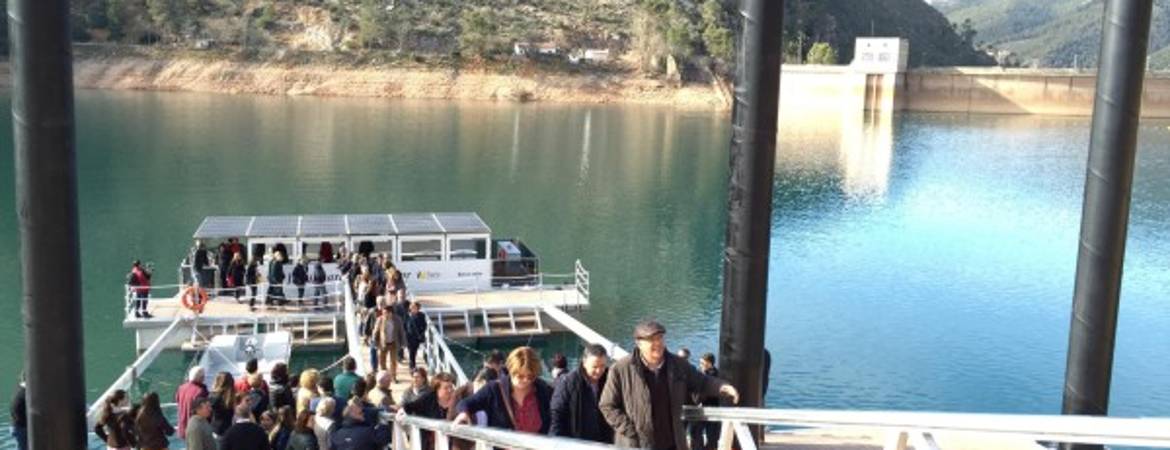 Reyes anuncia para junio la puesta en marcha del barco solar en el Tranco Reyes anuncia para junio la puesta en marcha del barco solar en el Tranco