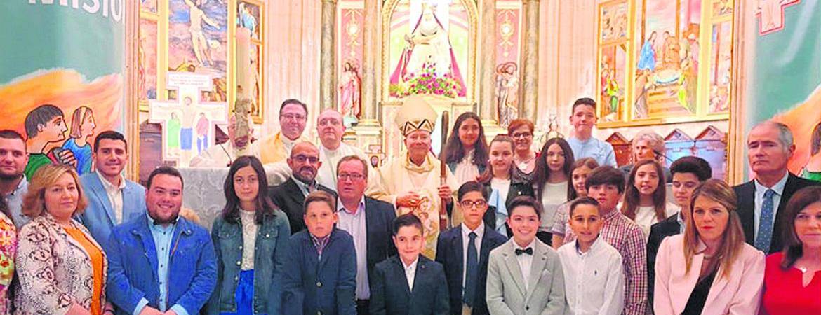 El obispo confirma a veintisiete feligreses El obispo confirma a veintisiete feligreses