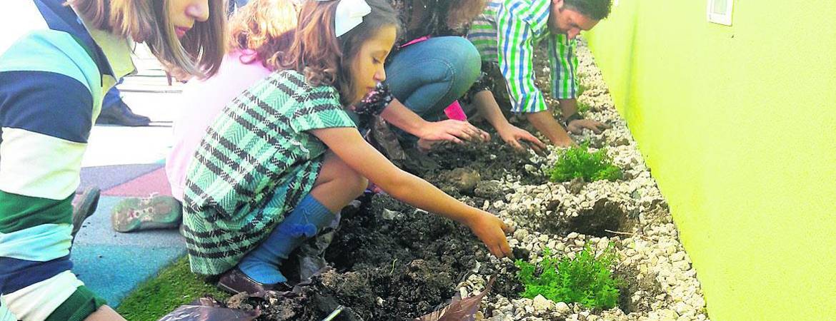 Pequeños agricultores en el Jardín de los Sueños Pequeños agricultores en el Jardín de los Sueños