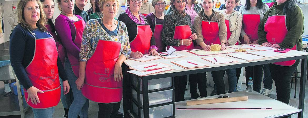 Éxito de participantes durante una clase magistral de repostería Éxito de participantes durante una clase magistral de repostería