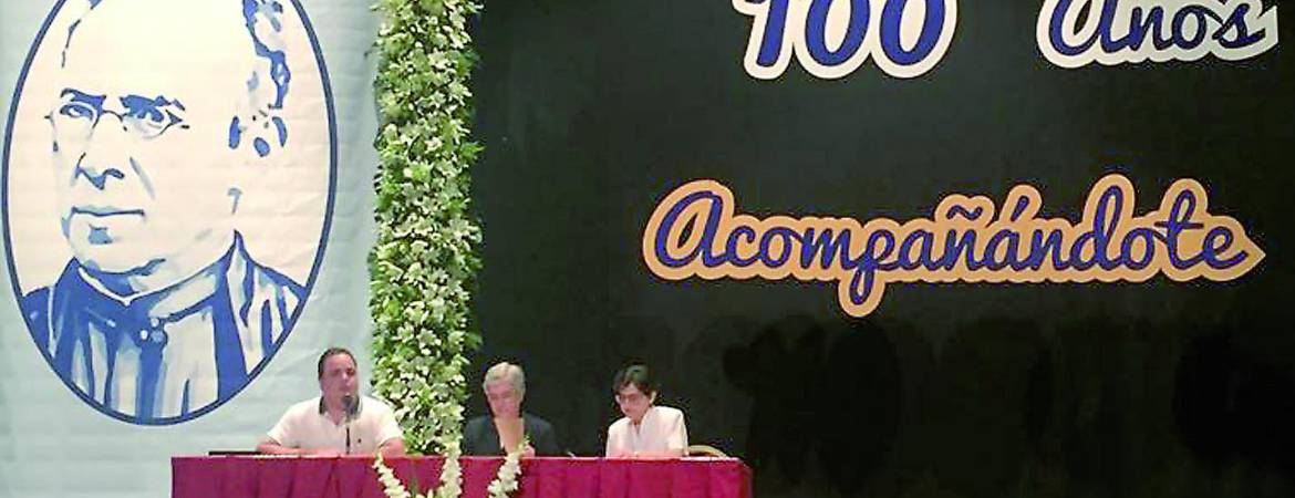 El colegio Divina Pastora reconoce el esfuerzo y labor del Consistorio El colegio Divina Pastora reconoce el esfuerzo y labor del Consistorio