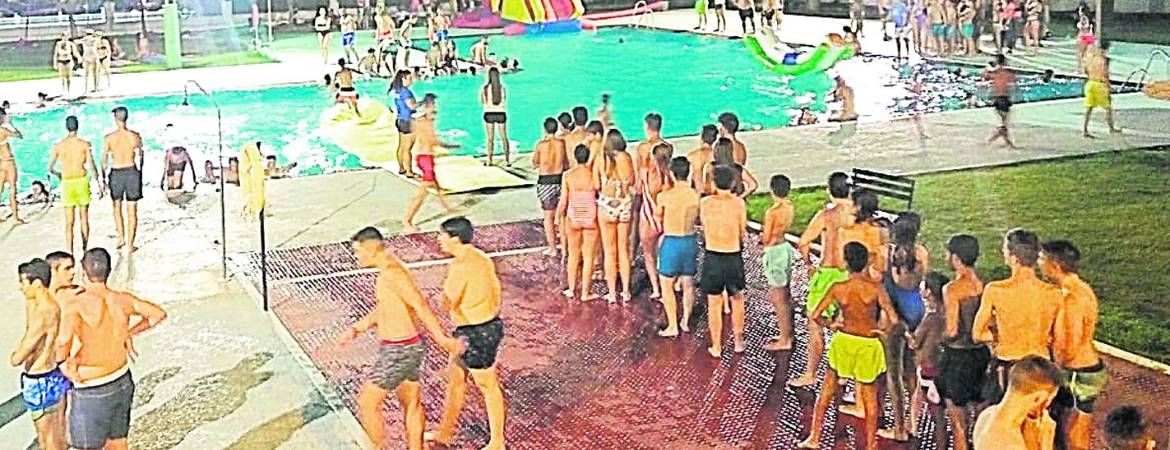 Unas 400 personas participan en una fiesta realizada en la piscina Unas 400 personas participan en una fiesta realizada en la piscina