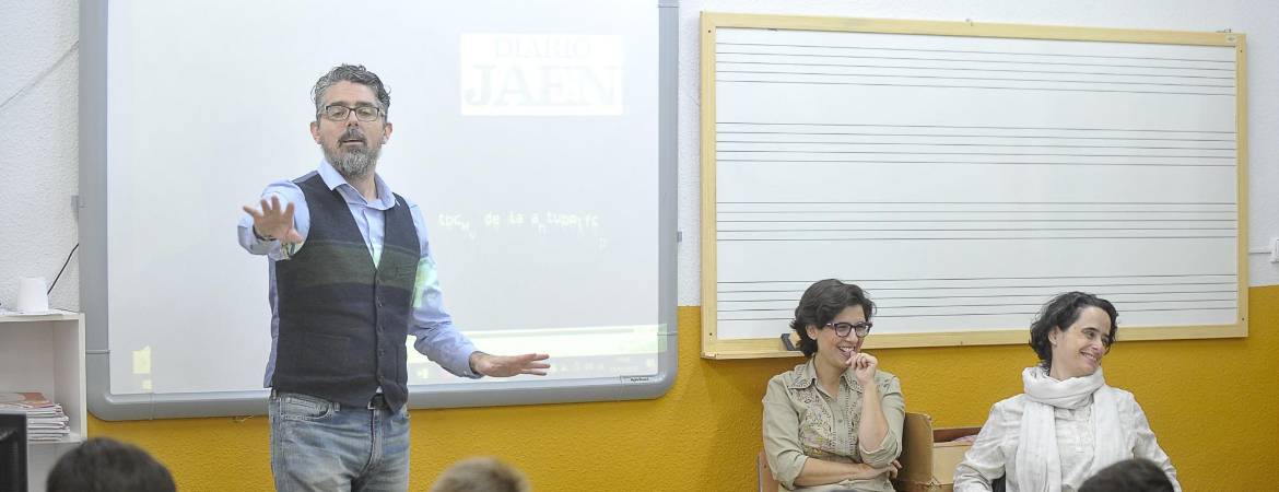 “Un periódico es un trabajo en equipo” “Un periódico es un trabajo en equipo”