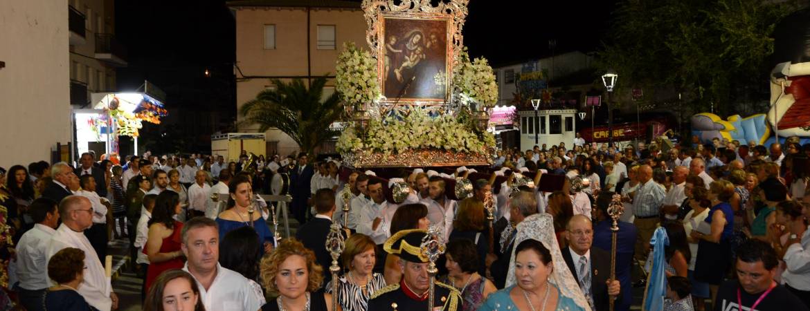La Virgen resplandece en la calle La Virgen resplandece en la calle