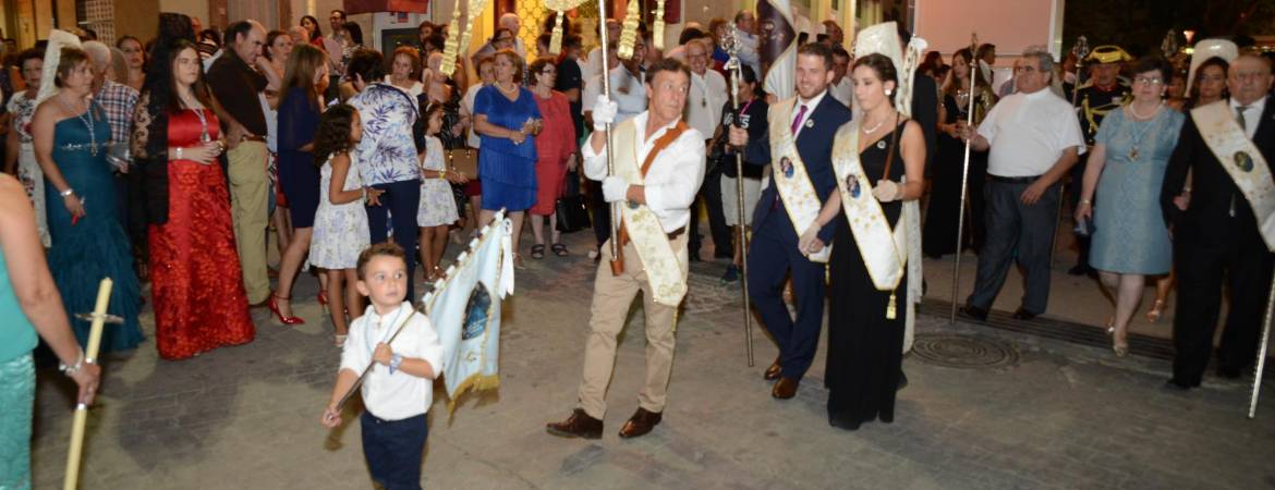 La Virgen resplandece en la calle La Virgen resplandece en la calle