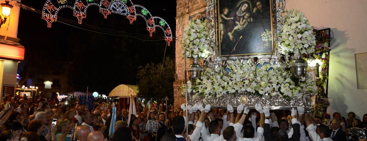 La Virgen resplandece en la calle La Virgen resplandece en la calle
