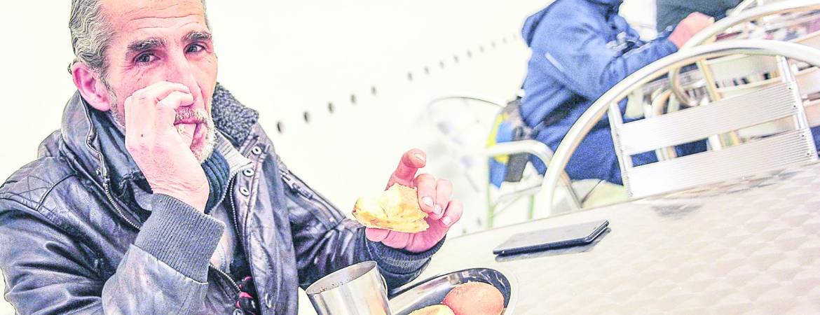 Un café, una ducha y ropa limpia Un café, una ducha y ropa limpia