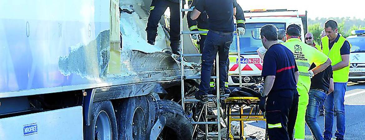 Una avería, causa de que el camión con el que chocó el autobús estuviera parado Una avería, causa de que el camión con el que chocó el autobús estuviera parado