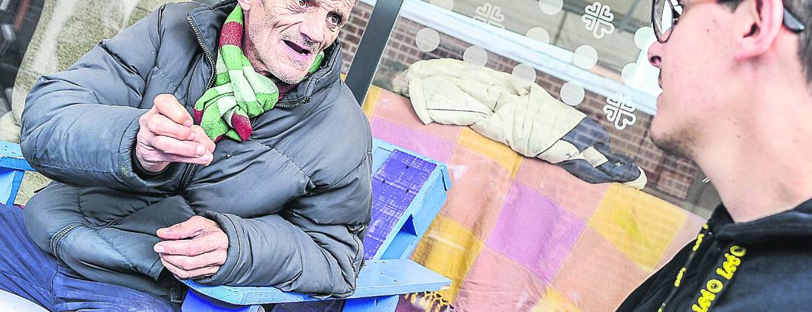 Un café, una ducha y ropa limpia Un café, una ducha y ropa limpia