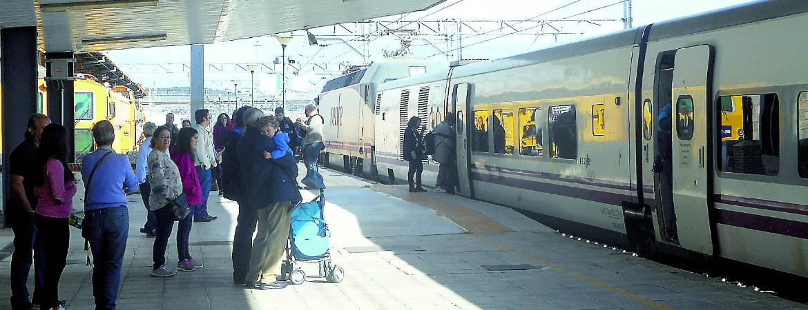 Los sindicatos protestan por la situación actual del tren Los sindicatos protestan por la situación actual del tren