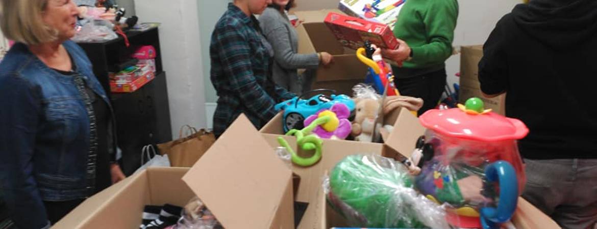 Los juguetes se preparan para volver a hacer felices a los niños Los juguetes se preparan para volver a hacer felices a los niños