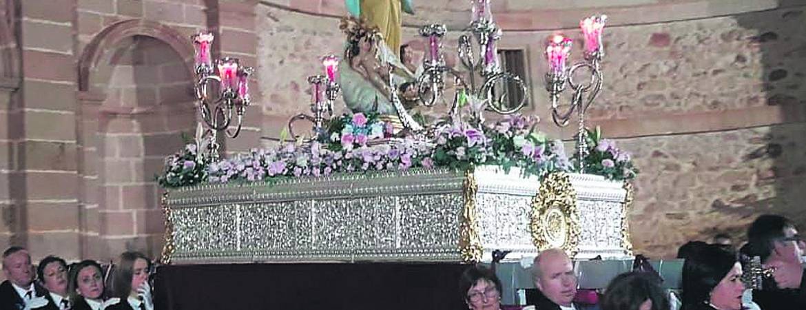 Un pequeño pueblo unido alrededor de su Inmaculada Un pequeño pueblo unido alrededor de su Inmaculada