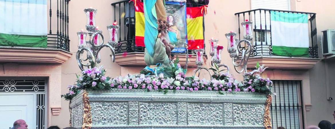 Un pequeño pueblo unido alrededor de su Inmaculada Un pequeño pueblo unido alrededor de su Inmaculada