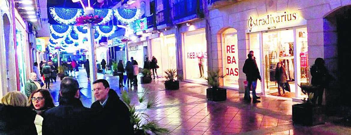 Las calles se llenan durante la primera jornada de rebajas Las calles se llenan durante la primera jornada de rebajas