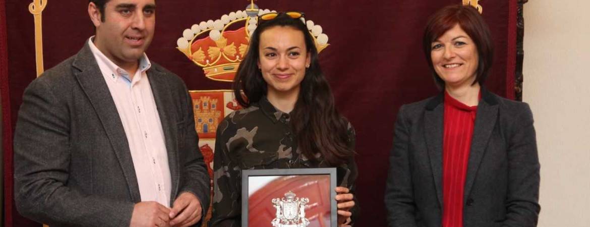 Recepción en el Ayuntamiento de Alcalá a la exitosa corredora Silvia Lara Diéguez Recepción en el Ayuntamiento de Alcalá a la exitosa corredora Silvia Lara Diéguez