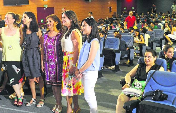 CLAUSURA. Yolanda Caballero, segunda por la derecha, junto con algunos de los profesores que se encuentran al frente de los proyectos. 