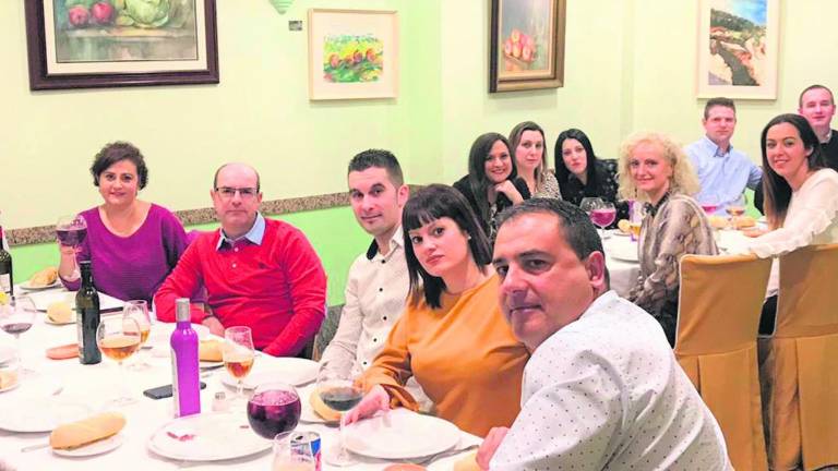 Un alto en el cicloturismo para disfrutar de la mesa Un alto en el cicloturismo para disfrutar de la mesa