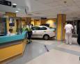 Empotra el coche en el mostrador del hospital Empotra el coche en el mostrador del hospital