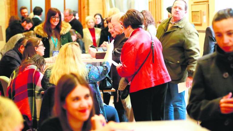 más de 3.800 candidatos compiten por 350 escaños más de 3.800 candidatos compiten por 350 escaños