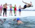 Baño en el río de la ciudad del hielo en China Baño en el río de la ciudad del hielo en China