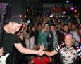 El público del pub Rosetas canta a dúo con Apache El público del pub Rosetas canta a dúo con Apache
