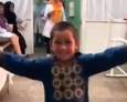 El vídeo de un niño afgano bailando tras recibir una prótesis se hace viral El vídeo de un niño afgano bailando tras recibir una prótesis se hace viral