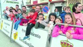 VICTORIA. Antonio Gómez (Caja Rural) cruza la meta en la primera posición en la Clásica Ciudad de Torredonjimeno. Sobre estas líneas, público asistente a la competición.