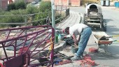 ACTIVIDAD. Un empleado trabaja en la vía pública, dentro de una obra impulsada por el Ayuntamiento de Fuensanta.