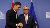 INMIGRACIÓN. Pedro Sánchez estrecha la mano con Jean-Claude Juncker.
