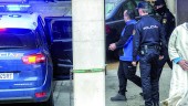 18 DE FEBRERO DE 2016. Alejandro C. M. es conducido a un coche patrulla, a su salida de la Comisaría de Jaén. 