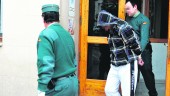 A PRISIÓN. Dos guardias civiles trasladan a un joven detenido como presunto autor de un caso de violencia machista. 