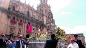 DEVOCIÓN. Los vecinos de la capital disfrutan de la festividad del Corpus Christi con una solemne misa y su posterior procesión, desde la Catedral de Jaén y por las principales calles de la ciudad.