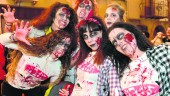 TERROR. Un grupo de jóvenes, caracterizadas de muertas vivientes, participa en una de las actividades de “Experiencia Zombie”.