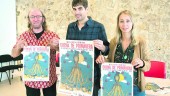 DIVERSIÓN. Paco Pacolmo, Elena Rodríguez y Miguel Ziena muestran el diseño del cartel anunciador del festival.