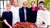 LONJA. Carlos Rentero, con los cocineros, Obdulia Redondo, Diego Ramírez, Antonio Villarejo y Antonio García. 