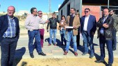SUELO. El delegado Rafael Valdivielso visitó el polígono de Torredonjimeno junto con el alcalde, Manuel Anguita, además de miembros del equipo de Gobierno y otros responsables del sector empresarial del municipio. 