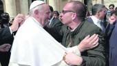 experiencia. El linarense Francisco Jesús Ballesteros recibe el saludo, la bendición y el abrazo del Papa.
