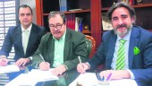 RÚBRICA. Antonio Carrascosa, Rafael Parras y David Álvarez, durante la firma del convenio.