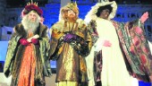 ILUSIÓN. Melchor, Gaspar y Baltasar durante el recorrido de la Cabalgata de Reyes de 2017.