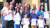 PREMIADOS. Los concejales de Cultura y Educación, con los premiados en el XVII Concurso de Marcapáginas.