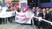 CONCENTRACIÓN. Decenas de personas protestaron, ante Salud, contra el cierre de la cocina de El Neveral. 