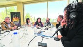 comunicación. Pepi Galera, redactora de Diario JAÉN, interviene en presencia de Mada Molina, Pedro Lendínez, Raúl Beltrán y Julio Ángel Olivares, director de Uniradio. 